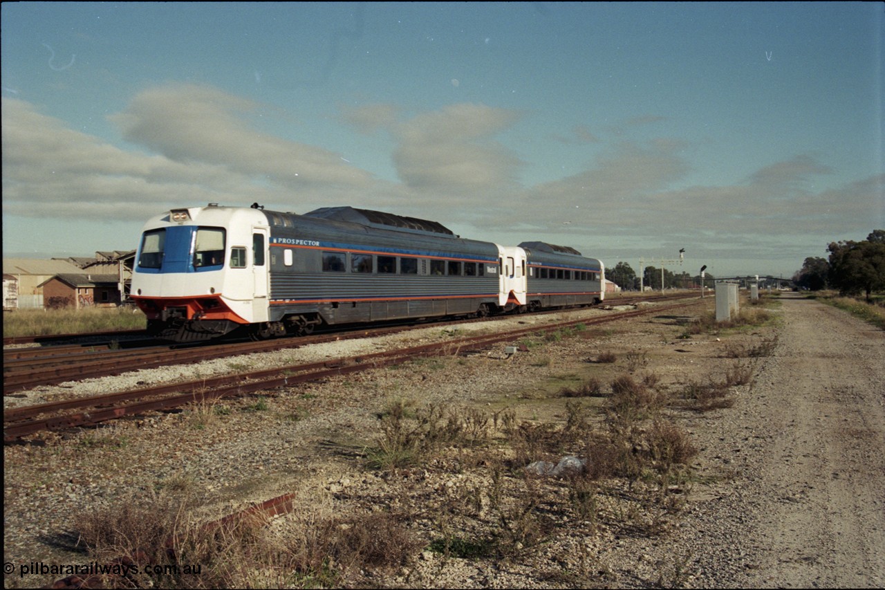 186-12
Midland, standard gauge two car Prospector service to Kalgoorlie, train 4085 with motorised driving car WCA class 902 and driving trailer WCE class 921, these cars were built by Comeng NSW in 1971.
Keywords: WCA-class;WCA902;Comeng-NSW;