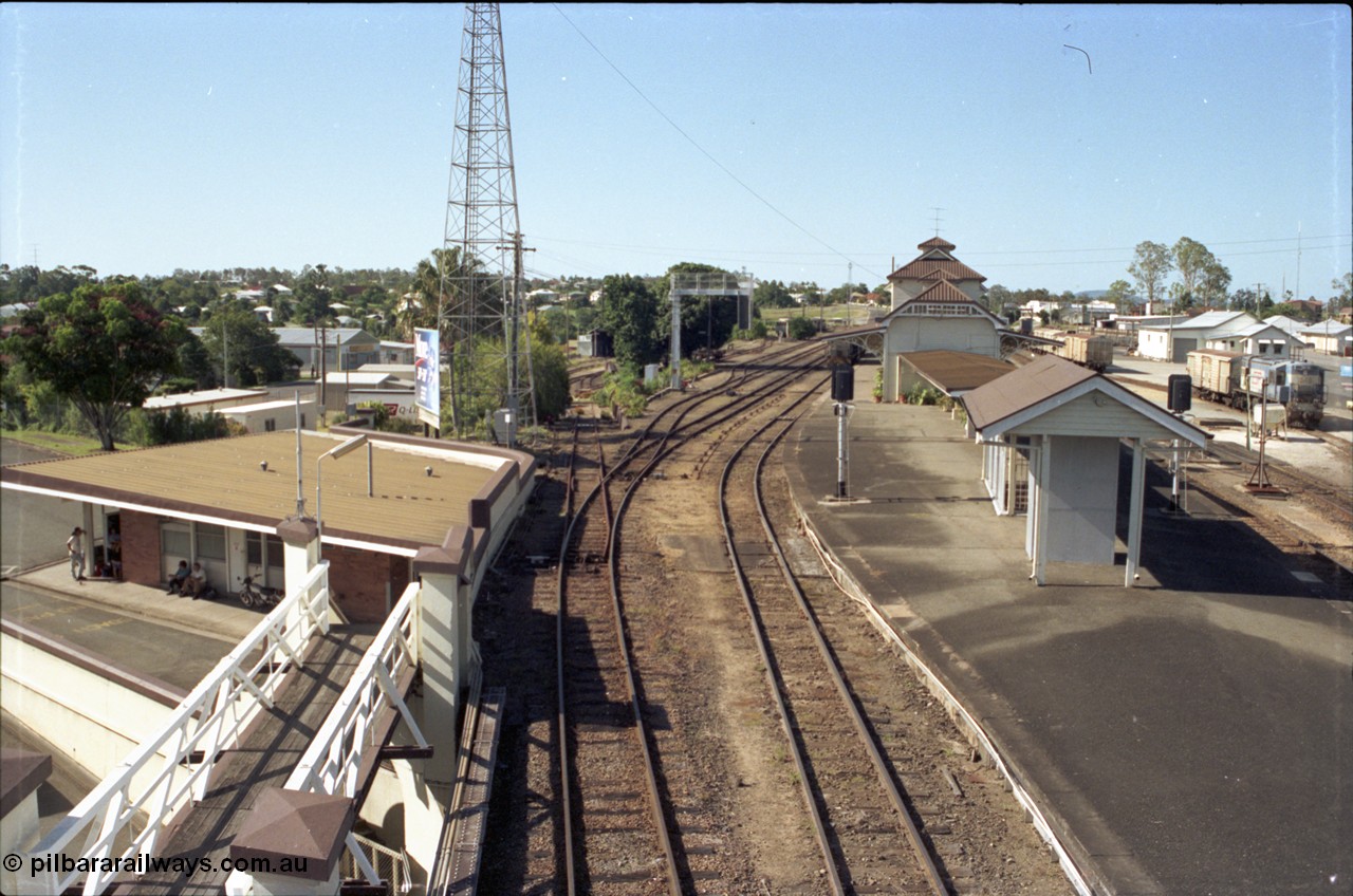193-37
Gympie station overview looking north in the Down direction from the station access footbridge. [url=https://goo.gl/maps/6o89PZgWuxp]GeoData[/url].
