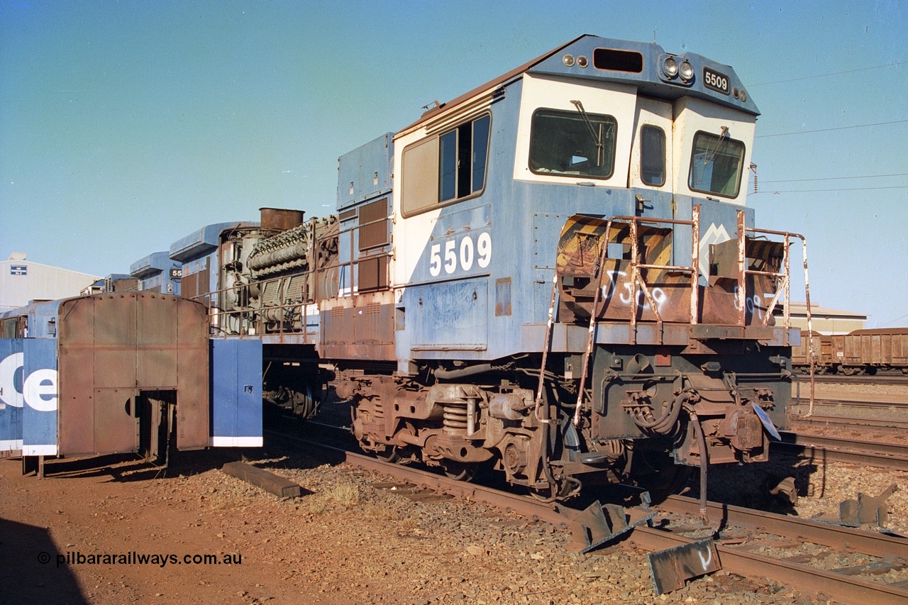 242-01
Nelson Point, BHP Goninan GE rebuild C36-7M unit 5509 serial 4839-05 / 87-074 about to be trucked to United Goninan Perth for eventual cutting down to the frame and heading to United Goninan Broadmeadow NSW as an engine test bed. May 2002.
Keywords: 5509;Goninan;GE;C36-7M;4839-05/87-074;rebuild;AE-Goodwin;ALCo;C636;5452;G6012-1;