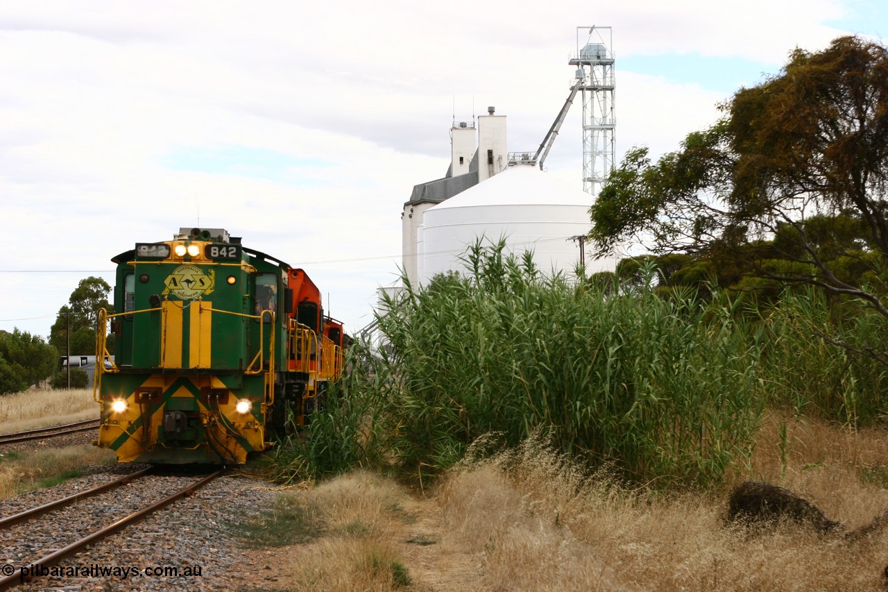 060108 2042
Lock, grain train being loaded by former SAR 830 class unit 842, built by AE Goodwin ALCo model DL531 serial 84140 in 1962, originally on broad gauge, transferred to Eyre Peninsula in October 1987 and, 1204 and sister 851.
Keywords: 830-class;842;AE-Goodwin;ALCo;DL531;84140;