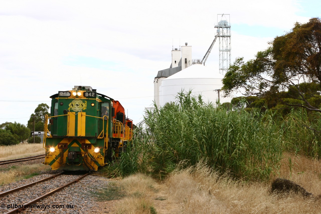 060108 2044
Lock, grain train being loaded by former SAR 830 class unit 842, built by AE Goodwin ALCo model DL531 serial 84140 in 1962, originally on broad gauge, transferred to Eyre Peninsula in October 1987 and, 1204 and sister 851.
Keywords: 830-class;842;84140;AE-Goodwin;ALCo;DL531;