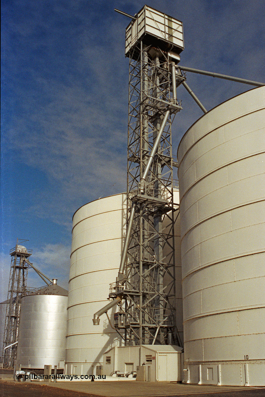 108-08
Murchison East silo complex, elevation of the Ascom Jumbo elevator tower, inflow grate and road outflow spout.
