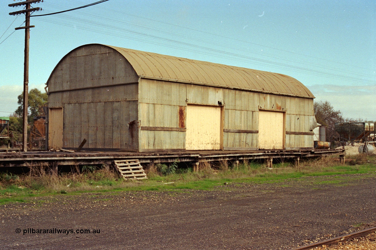 108-25
Tatura, yard curved roof goods shed and platform.
