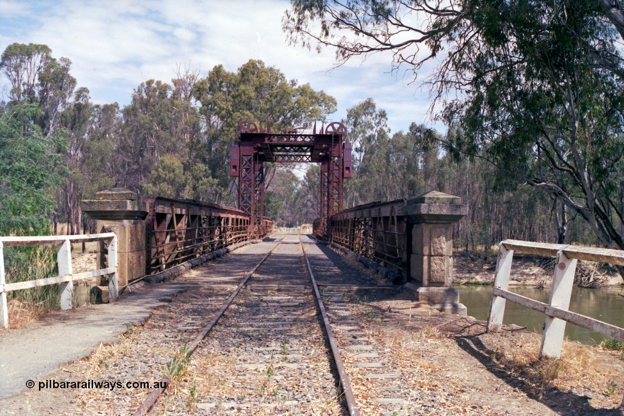 118-09
Murray River, Tocumwal line, centre lift combined road and rail bridge, looking south towards Victoria from the NSW and Tocumwal side, line out of service. [url=https://goo.gl/maps/vjC4rteTDeiEhyiYA]Geo data[/url].
