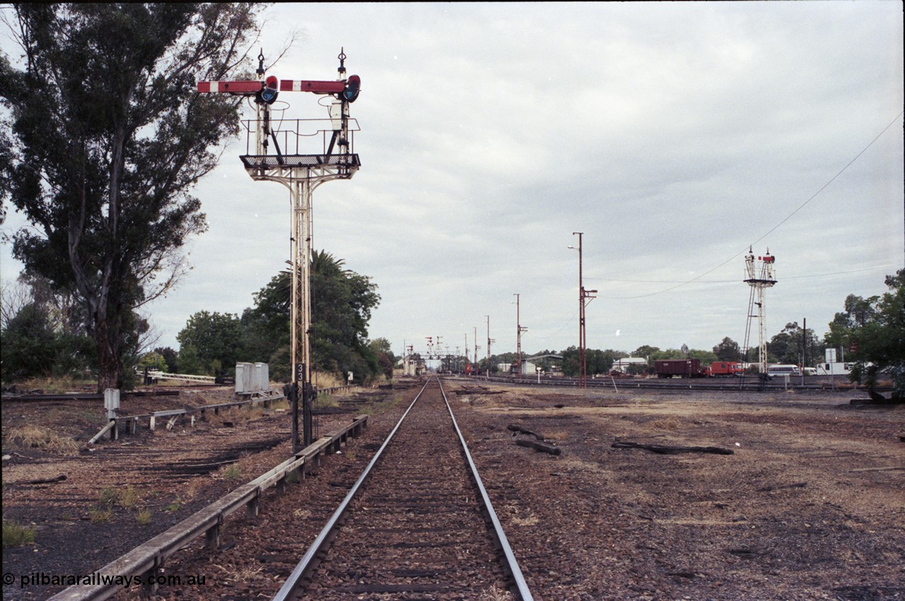 120-20
Benalla station yard, looking south from up home semaphore signal post 33, Yarrawonga line and arrival at far right.
