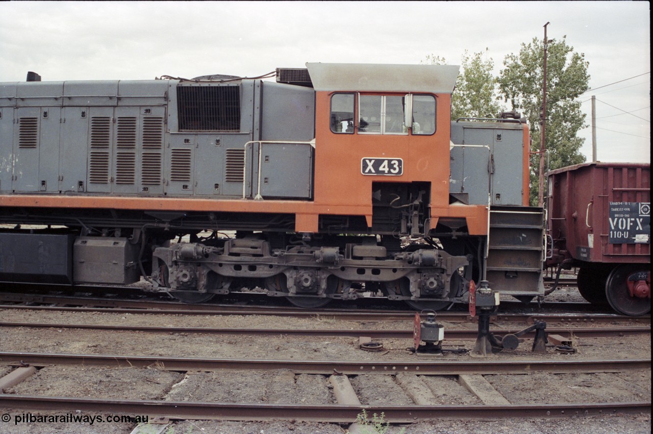 120-24
Benalla yard, V/Line broad gauge loco X class X 43 Clyde Engineering EMD model G26C serial 70-706, RHS cab shot, bogie and staff exchanger, ground dwarf signals 18.
Keywords: X-class;X43;70-706;Clyde-Engineering-Granville-NSW;EMD;G26C;