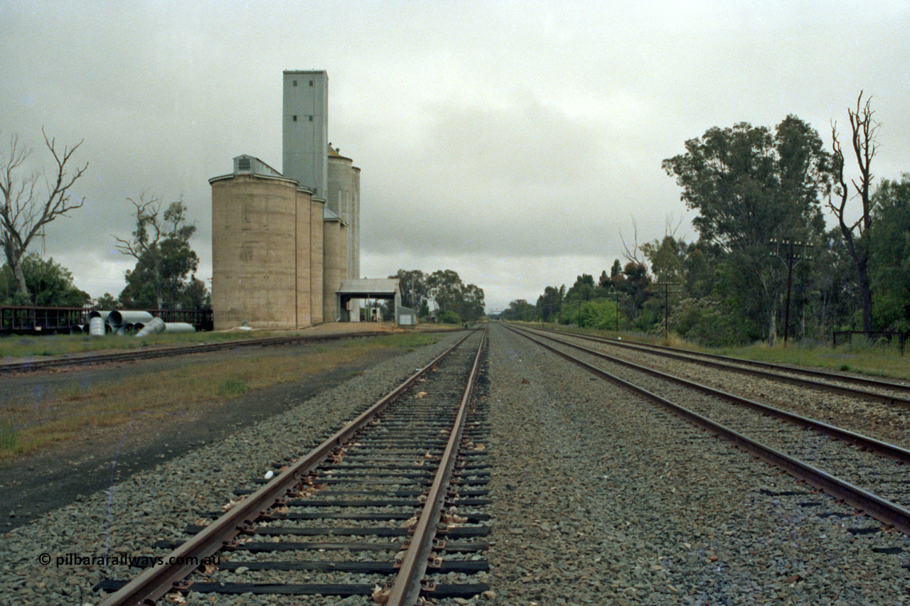 131-2-25
Culcairn, 596 km from Sydney on the NSW Main South, station yard looking north past the silo complex. Car carrying waggons stowed in grain loop. [url=https://goo.gl/maps/RdrSzuMXZTq]GeoData[/url].
