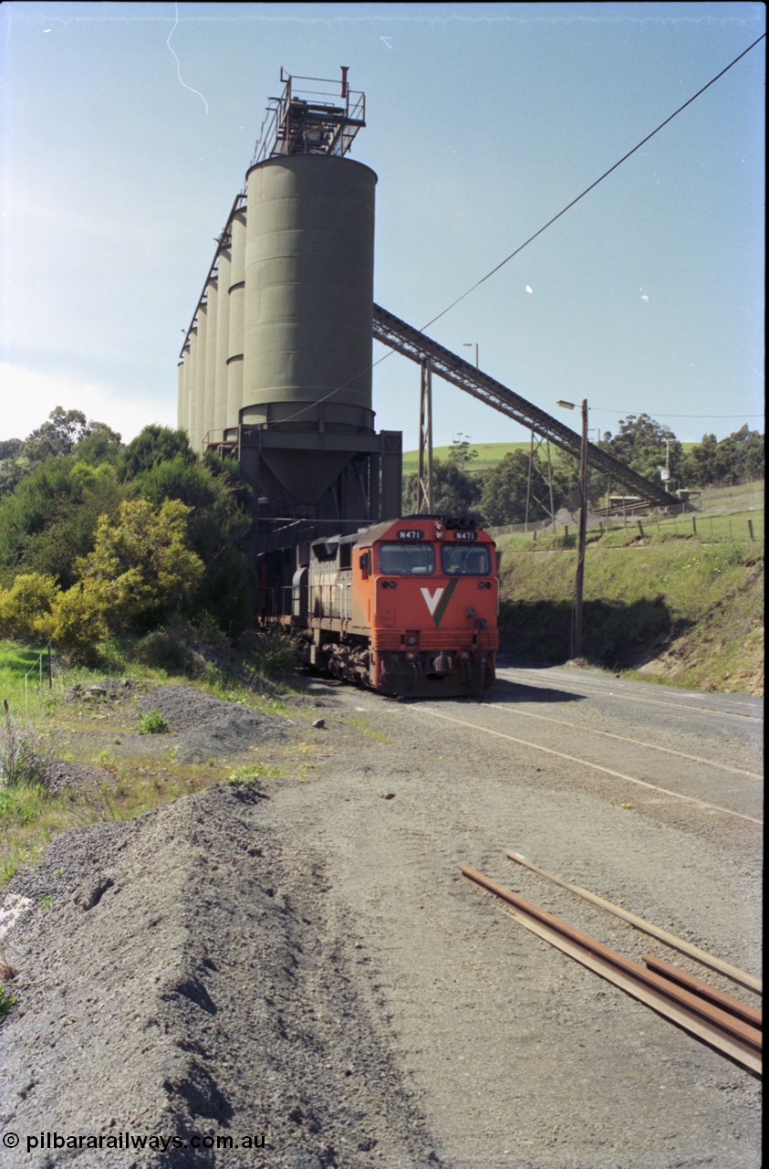 157-20
Kilmore East, Apex Quarry Siding, V/Line broad gauge locomotives N class N 471 'City of Benalla' Clyde Engineering EMD model JT22HC-2 serial 87-1200 with train under the loading bins as loading of the train commences, side vertical view.
Keywords: N-class;N471;Clyde-Engineering-Somerton-Victoria;EMD;JT22HC-2;87-1200;