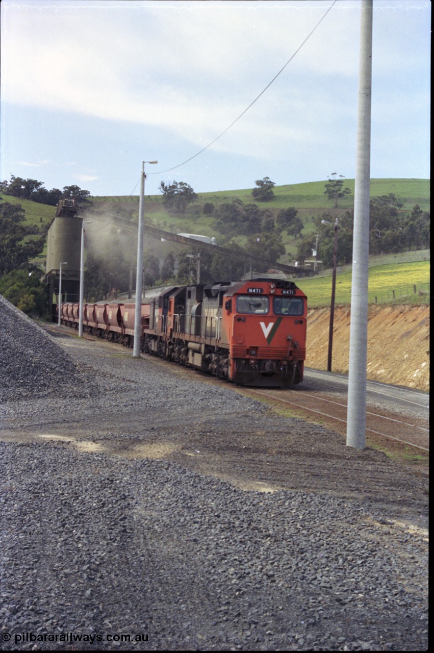 157-25
Kilmore East, Apex Quarry Siding, V/Line broad gauge locomotives N class N 471 'City of Benalla' Clyde Engineering EMD model JT22HC-2 serial 87-1200 and T class T 390 Clyde Engineering EMD model G8B serial 65-420 with train under the loading bins during loading operations, vertical view.
Keywords: N-class;N471;Clyde-Engineering-Somerton-Victoria;EMD;JT22HC-2;87-1200;