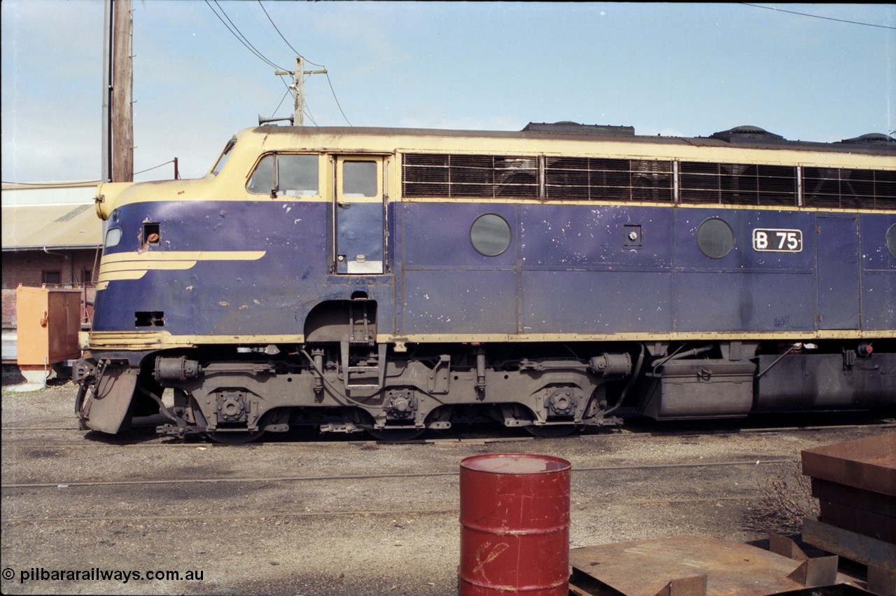 165-04
Wodonga loco depot, V/Line broad gauge Bulldog locomotive B class B 75 Clyde Engineering EMD model ML2 serial ML2-16 still in Victorian Railways livery, cab side view.
Keywords: B-class;B75;Clyde-Engineering-Granville-NSW;EMD;ML2;ML2-16;bulldog;