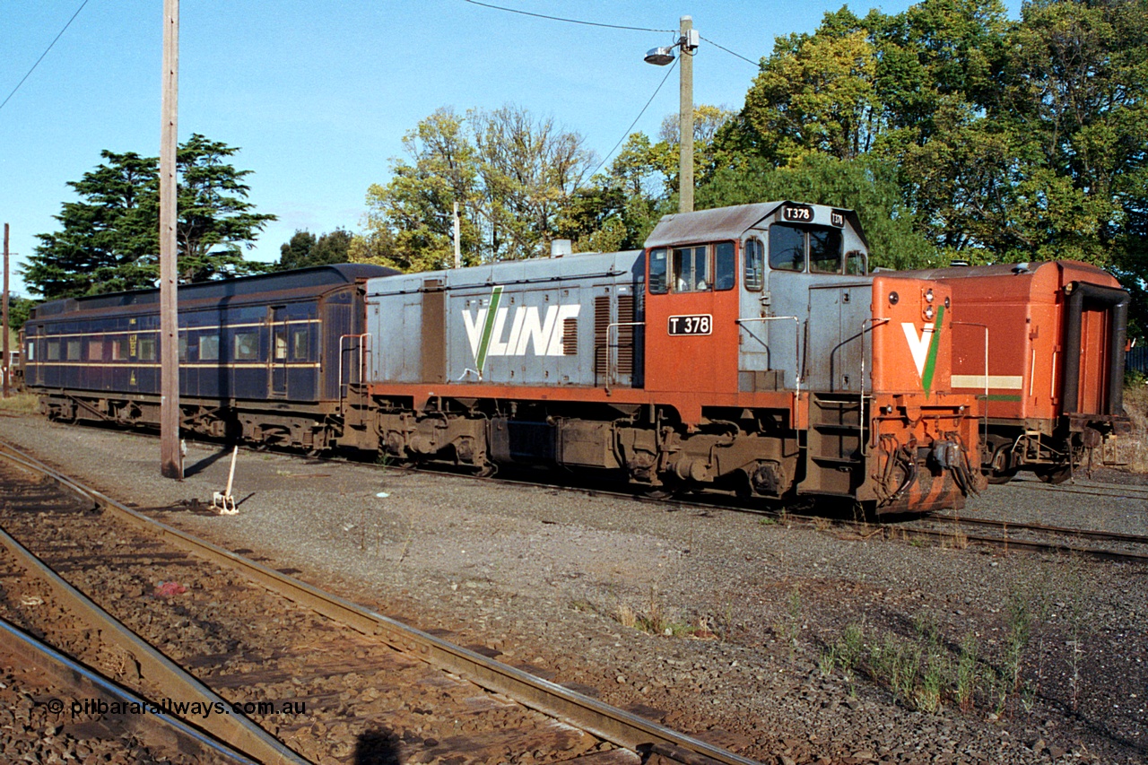 171-25
Ballarat East loco depot V/Line broad gauge T class T 378 Clyde Engineering EMD model G8B serial 64-333 and blue former restaurant car Kiewa converted to 1 BG, coach is set up and lettered as the ASW TEST CAR.
Keywords: T-class;T378;64-333;Clyde-Engineering-Granville-NSW;EMD;G8B;
