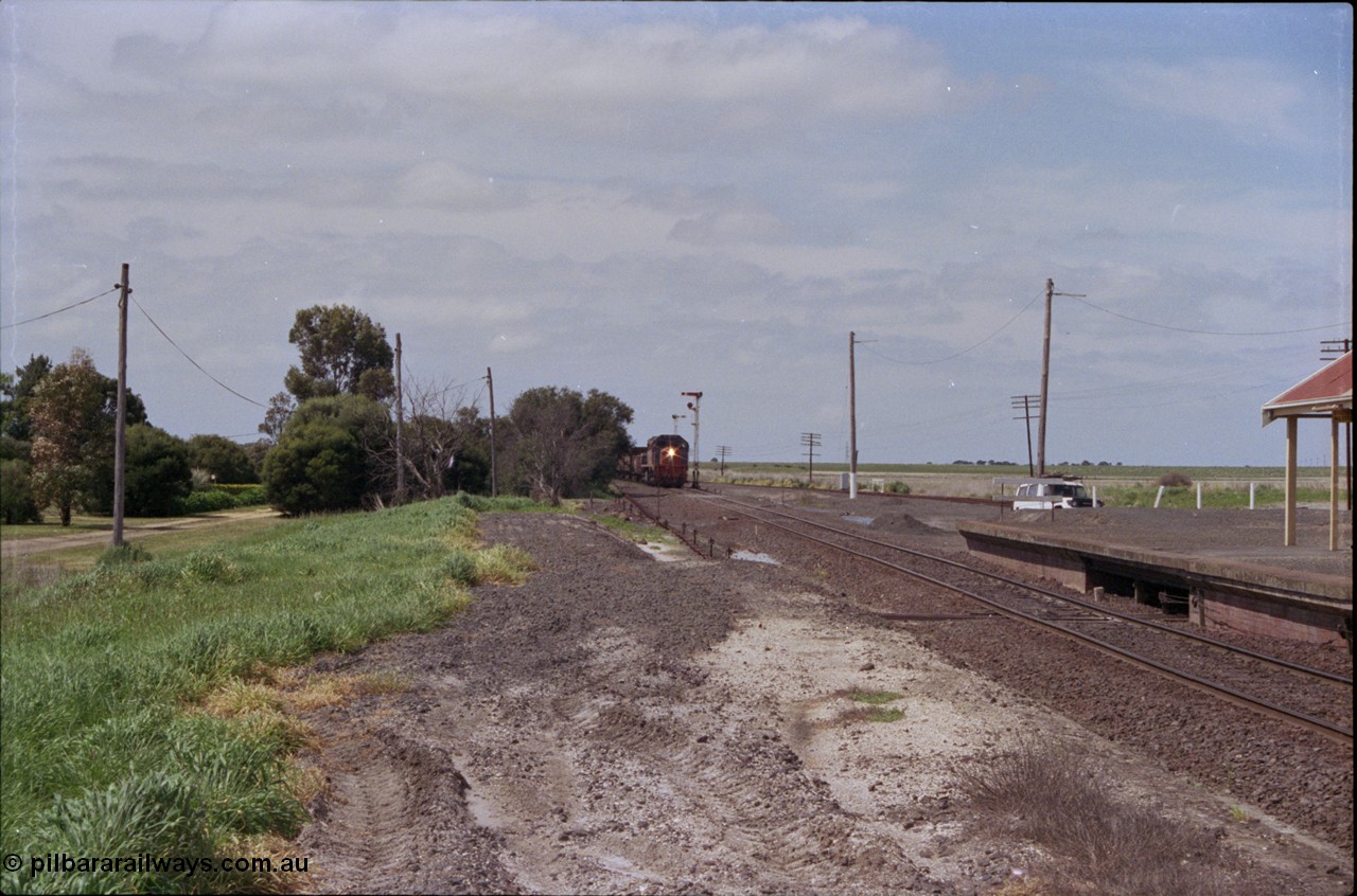 179-01
Gheringhap, yard view looking east towards Geelong, V/Line broad gauge down goods train 9153 is seen passing semaphore signal post 3 as it prepares to stop for safeworking purposes.
