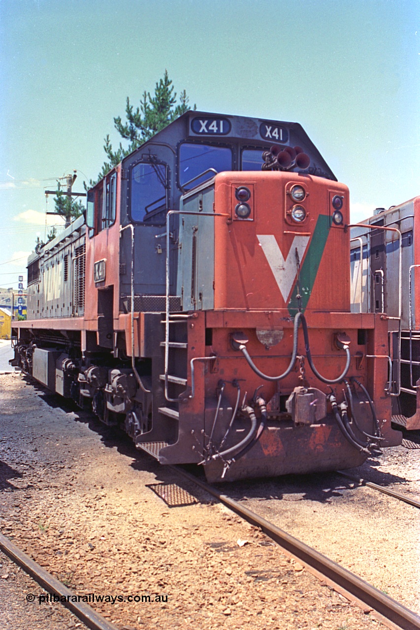 180-31
Wodonga turntable radial roads finds V/Line broad gauge X class loco X 41 Clyde Engineering EMD model G26C serial 70-704 resting between jobs.
Keywords: X-class;X41;Clyde-Engineering-Granville-NSW;EMD;G26C;70-704;
