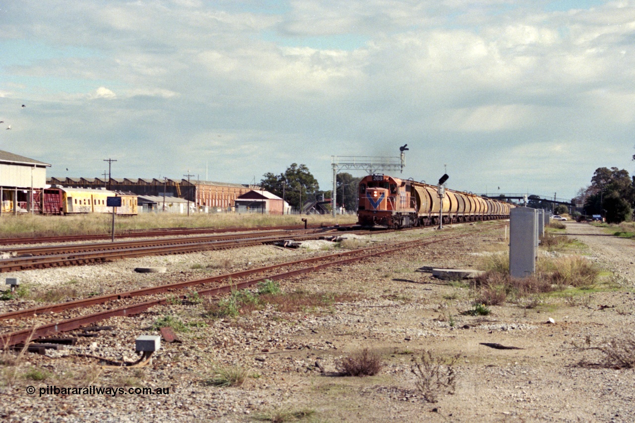 186-04
Midland, empty standard gauge down grain train 051 powers along behind Westrail L class locomotive L 268 Clyde Engineering EMD model GT26C serial 68-617 with forty WW and WWA type bogie grain waggons.
Keywords: L-class;L268;Clyde-Engineering-Granville-NSW;EMD;GT26C;68-617;