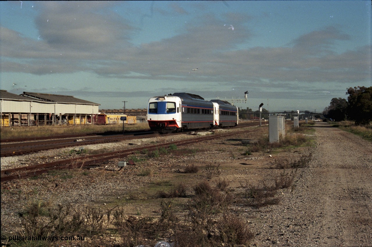 186-11
Midland, standard gauge two car Prospector service to Kalgoorlie, train 4085 with motorised driving car WCA class 902 and driving trailer WCE class 921, these cars were built by Comeng NSW in 1971.
Keywords: WCA-class;WCA902;Comeng-NSW;