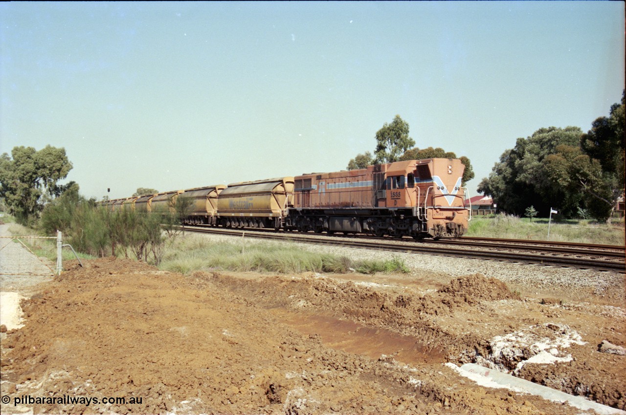 186-17
Woodbridge, Westrail narrow gauge D class locomotive D 1565 Clyde Engineering built EMD model G26CU serial 70-727 leads a loaded coal train of XY type bogie coal hoppers bound for Narngulu - Geraldton about to cross Woodbridge Rd grade crossing.
Keywords: D-class;D1565;Clyde-Engineering-Granville-NSW;EMD;G26C;70-727;railpage:class=214;railpage:loco=D1565;rp-au-wa-dclass-1;rp-au-wa-dclass-1-D1565;