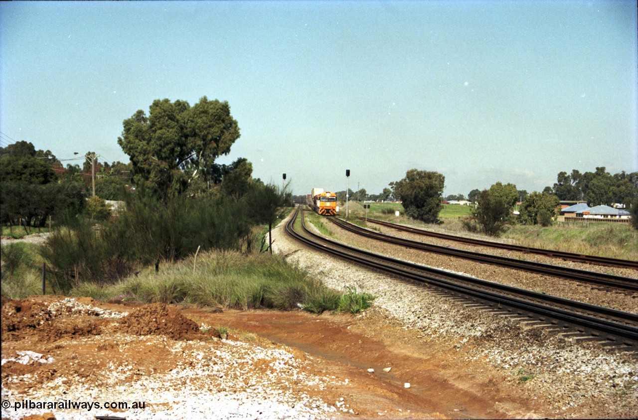 186-19
Woodbridge, National Rail intermodal train 4MP5 on approach to Woodbridge Rd grade crossing as it enters the Forrestfield end of the Woodbridge Triangle.
