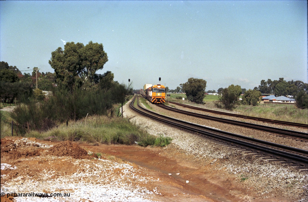 186-20
Woodbridge, National Rail intermodal train 4MP5 on approach to Woodbridge Rd grade crossing behind a very clean and new NR class locomotive.
