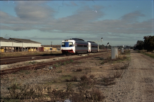 186-11
Midland, standard gauge two car Prospector service to Kalgoorlie, train 4085 with motorised driving car WCA class 902 and driving trailer WCE class 921, these cars were built by Comeng NSW in 1971.
Keywords: WCA-class;WCA902;Comeng-NSW;