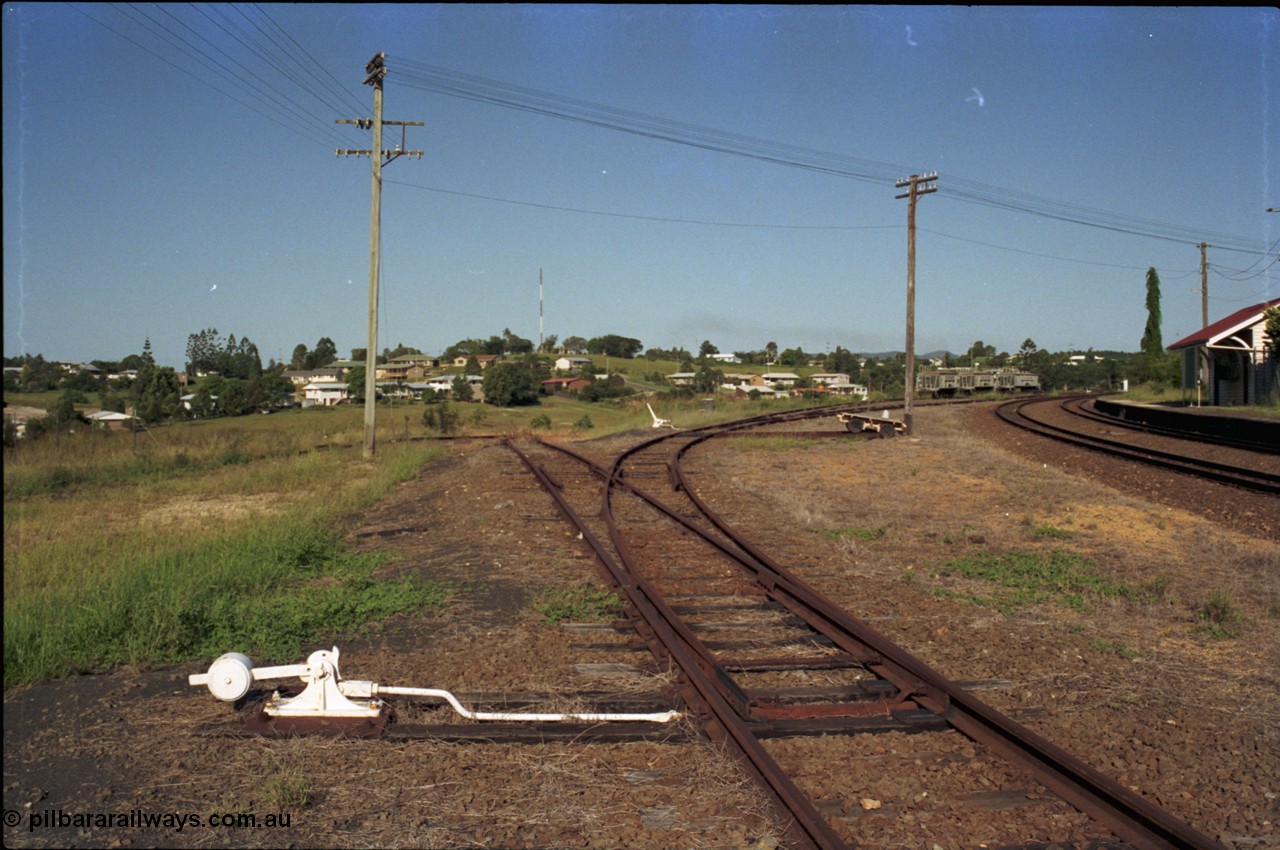 187-06
Monkland, Gympie Queensland. View looking east in the Up direction, station building and platform on the right, molasses tank waggons in the distance. [url=https://goo.gl/maps/6AMugykoL9k]GeoData[/url].
