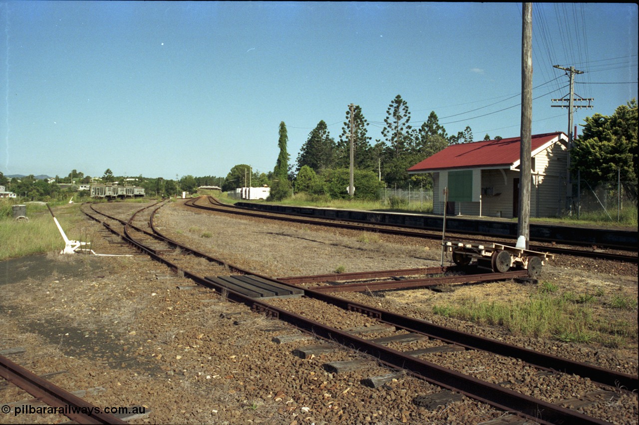 187-08
Monkland, Gympie Queensland. View looking south east in the Up direction, platform and station building on the right, ganger's trolley with yard and molasses tank waggons. [url=https://goo.gl/maps/vWGBYu3nxpH2]GeoData[/url].
