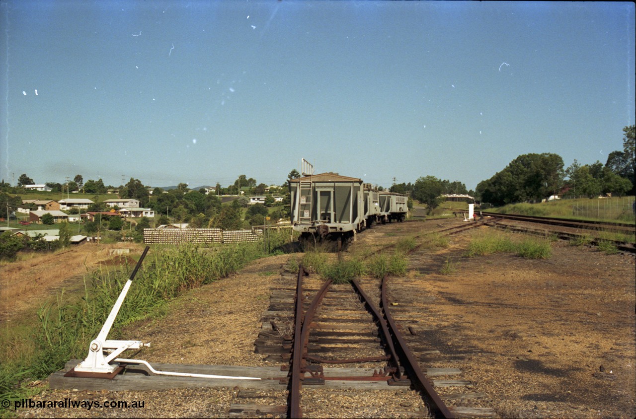 187-09
Monkland, Gympie Queensland. View looking south east in the Up direction with molasses VMO type waggons on the unloading siding, station to the right. [url=https://goo.gl/maps/3FfHBjsKiqT2]GeoData[/url].
