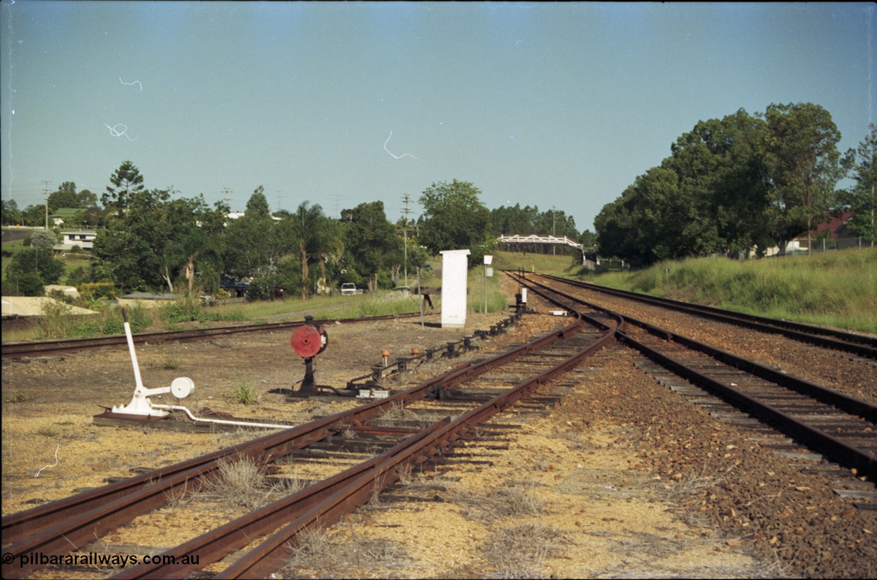 187-13
Monkland, Gympie Queensland. View looking south east in the Up direction, yard rejoining the loop, footbridge for the State School in distance. [url=https://goo.gl/maps/m1TuaLe4ywG2]GeoData[/url].
