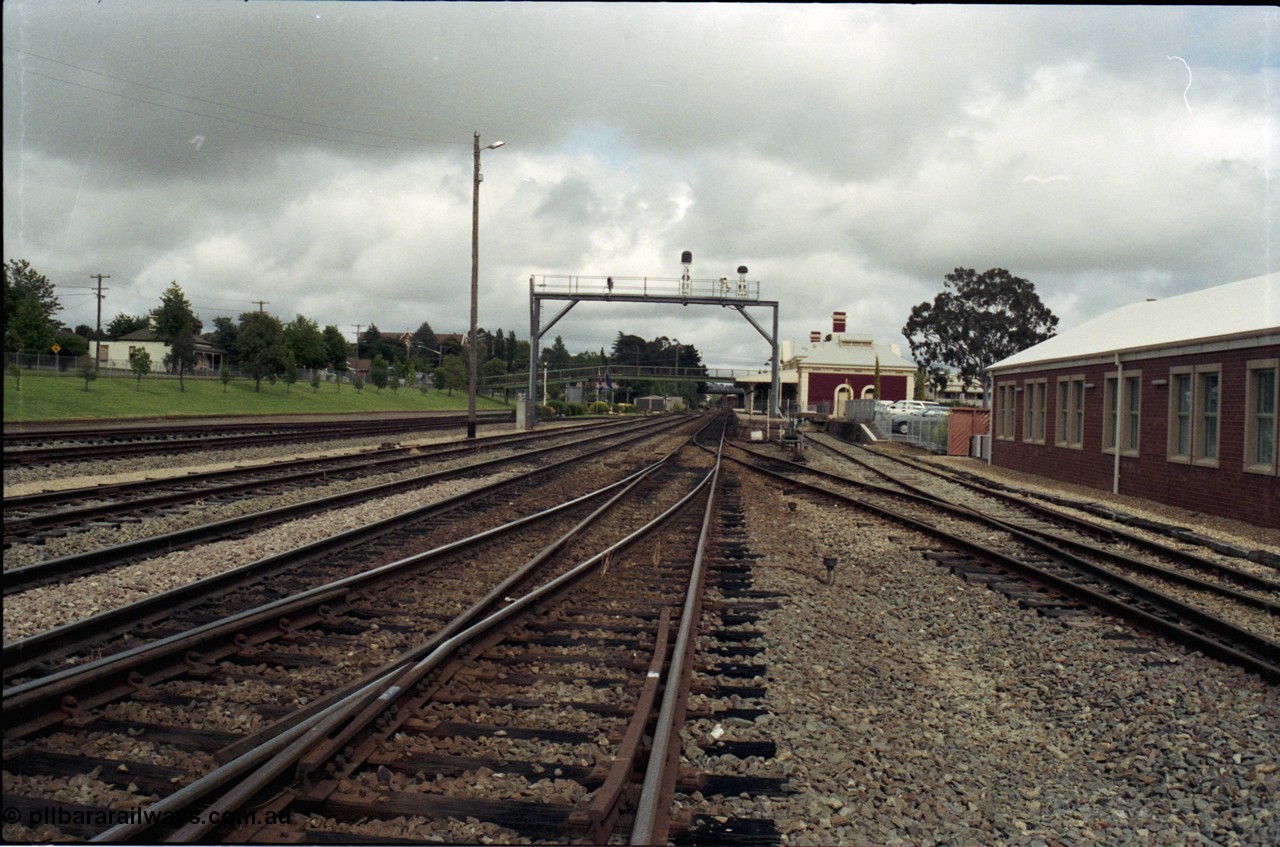 188-12
Wagga Wagga, located 521 km from Sydney on the NSW Main South, looking south from the goods shed with North Dock on the right and frame G visible in front of the gantry.
 Geo [url=https://goo.gl/maps/hXjY8rht7292]Data[/url].
