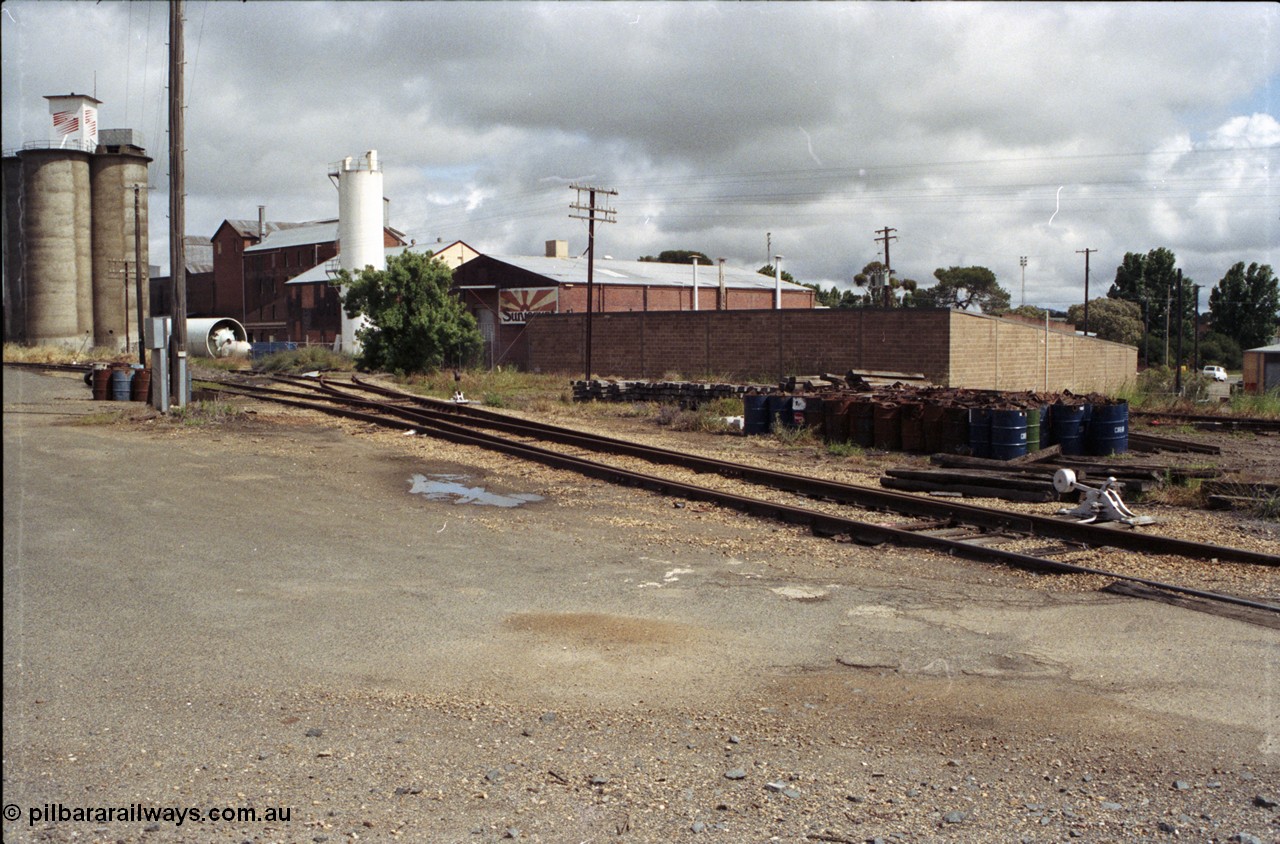 188-15
Wagga Wagga, located 521 km from Sydney on the NSW Main South, looking sort of west at the remains of the yard with silos and Murrumbidgee Milling Company buildings.
 Geo [url=https://goo.gl/maps/yUqWhWM8NFC2]Data[/url].
