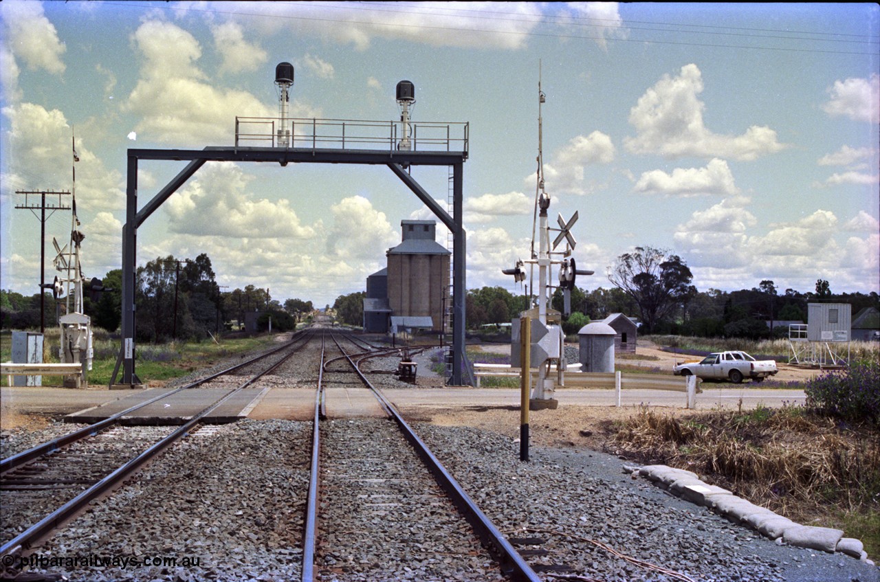 189-01
Uranquinty, located at the 535.72 km on the NSW Main South line, view looking south across Yarragundry Street with the Up signal bridge, the ground frame B for the goods and grain sidings is just beyond the signal bridge.
