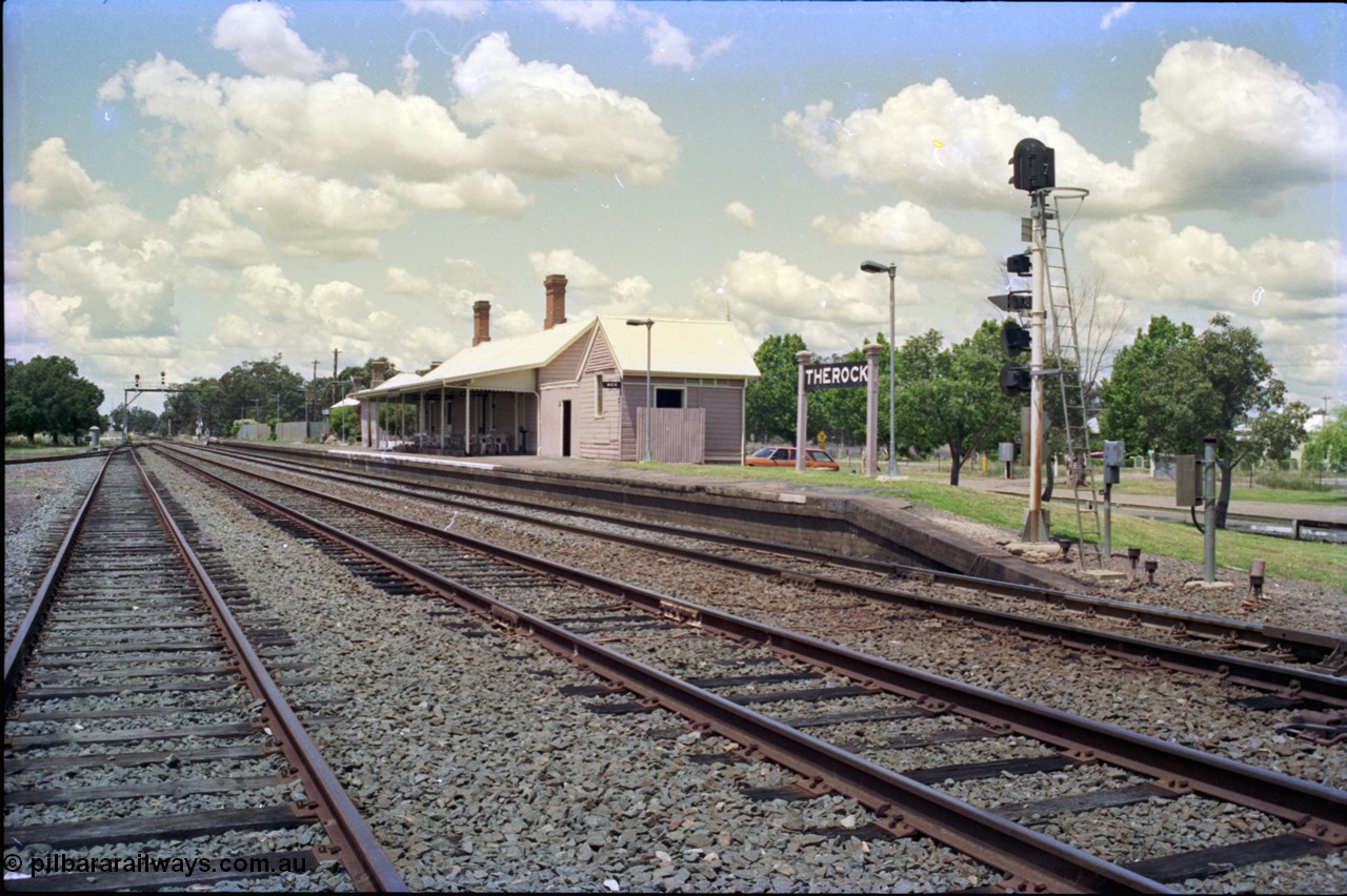 189-06
The Rock, located at the 550.29 km on NSW Main South line, station platform and building on the mainline looking north. Lines from right to left, Mainline, Up Loop, Up Siding and the Back Road is visible joining in from the left.
