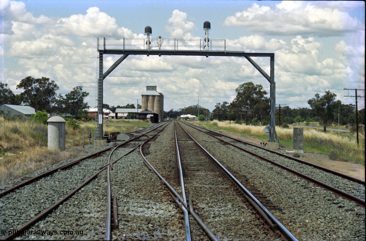 189-13
The Rock, located at the 550.29 km on NSW Main South line, view looking north with the along the Mainline with the Down Loop at right and the Up Loop with the Up Siding and ground frame D just behind the signal bridge.
