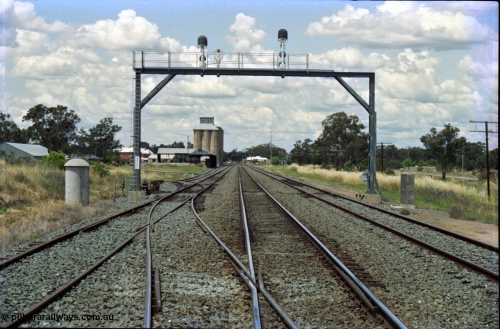 189-13
The Rock, located at the 550.29 km on NSW Main South line, view looking north with the along the Mainline with the Down Loop at right and the Up Loop with the Up Siding and ground frame D just behind the signal bridge.
