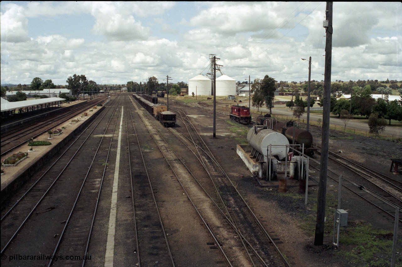 190-03
Cootamundra, NSW Main South, looking north, platform and main lines on the left, yard tracks on the right with Ascom silo complex in the background.
