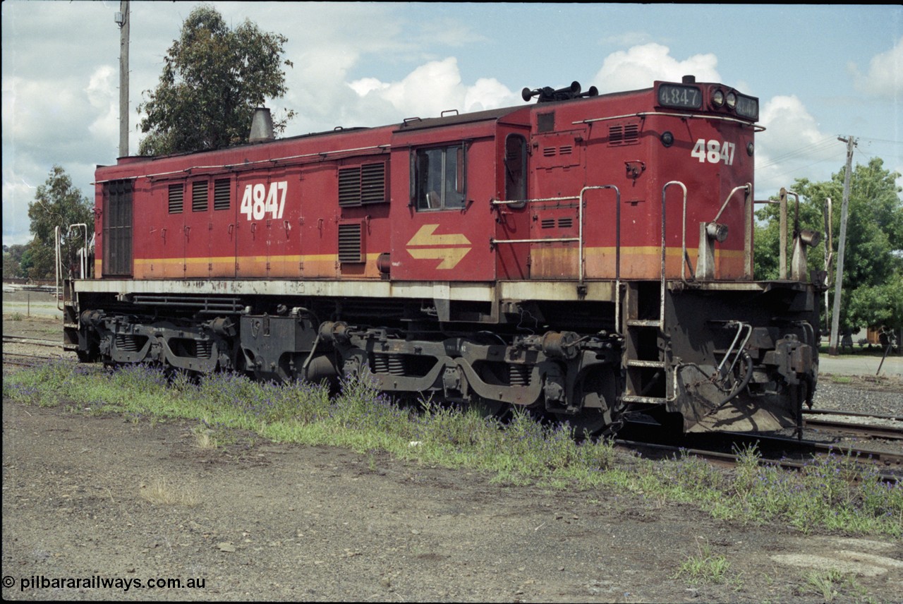 190-18
Cootamundra, NSW Main South, AE Goodwin built ALCo model DL531 serial G3387-2 of 1964 for NSWGR as the 48 class MK II 4847 sits in the yard wearing the Candy livery of the era. These units sported an ALCo 6-251B for 1050 hp. This unit was scrapped in 2008.
Keywords: 48-class;4847;AE-Goodwin;ALCo;DL531;G3387-2;