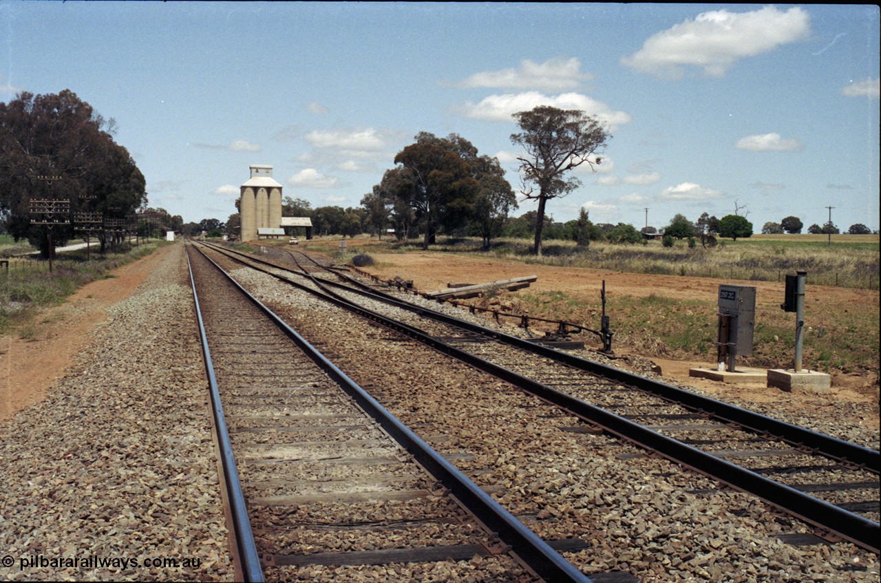 190-29
Marinna, located at the 477.88 km on the NSW Main South line, view looking south past the silo and with Lever A and siding interlocking arrangements on the right.
