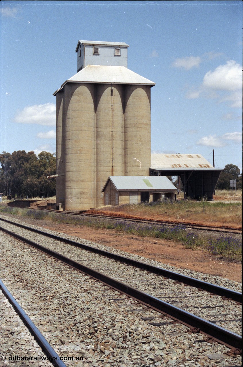 190-30
Marinna, located at the 477.88 km on the NSW Main South line, view of silo buildings and good loading ramp behind, looking south.
