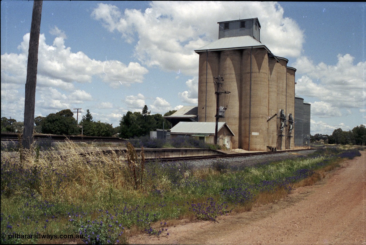 190-34
Uranquinty, located at the 535.72 km on the NSW Main South line, view looking south from back of silos and loading ramp where the Stock Siding runs around.
