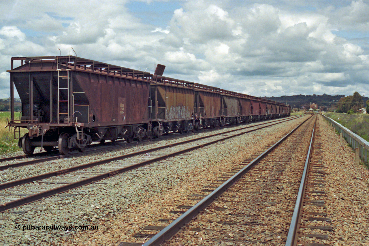 192-26
Cootamundra West, NSW, view looking up direction towards Cootamundra West along the Temora mainline. The sidings on the left are the Refuge Siding and the BWH / NMGA grain waggons are on No.1 Goods Sidings.
Keywords: BWH-type;NMGA-type;