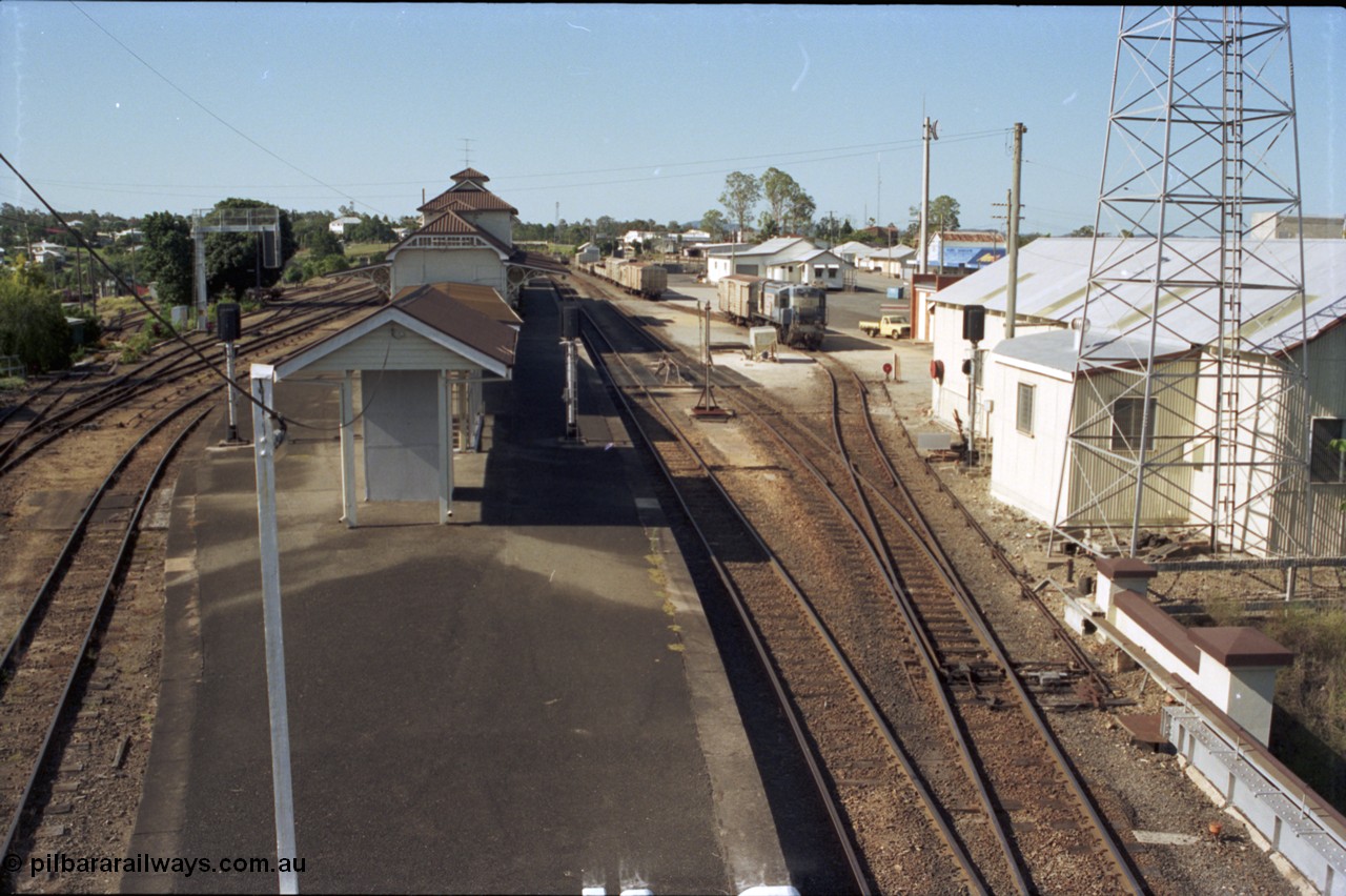 193-36
Gympie station overview looking north in the Down direction from the station access footbridge. [url=https://goo.gl/maps/6o89PZgWuxp]GeoData[/url].
