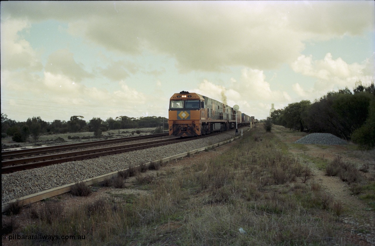 199-16
Meckering, National Rail NR class units NR 19 and NR 20 Goninan built GE Cv40-9i models lead train 7PM5 as they power out of the loop following a cross with the Prospector 1420 hrs 21st June 1997.
Keywords: NR-class;NR19;Goninan;GE;CV40-9i;7250-03/97-221;