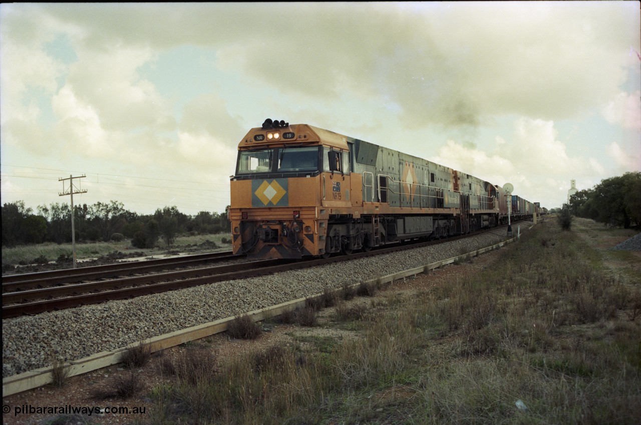 199-17
Meckering, National Rail NR class units NR 19 and NR 20 Goninan built GE Cv40-9i models lead train 7PM5 as they power out of the loop following a cross with the Prospector 1420 hrs 21st June 1997.
Keywords: NR-class;NR19;Goninan;GE;CV40-9i;7250-03/97-221;