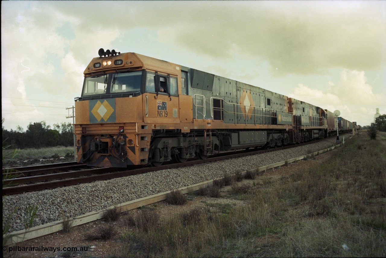 199-18
Meckering, National Rail NR class units NR 19 and NR 20 Goninan built GE Cv40-9i models lead train 7PM5 as they power out of the loop following a cross with the Prospector 1420 hrs 21st June 1997.
Keywords: NR-class;NR19;Goninan;GE;CV40-9i;7250-03/97-221;