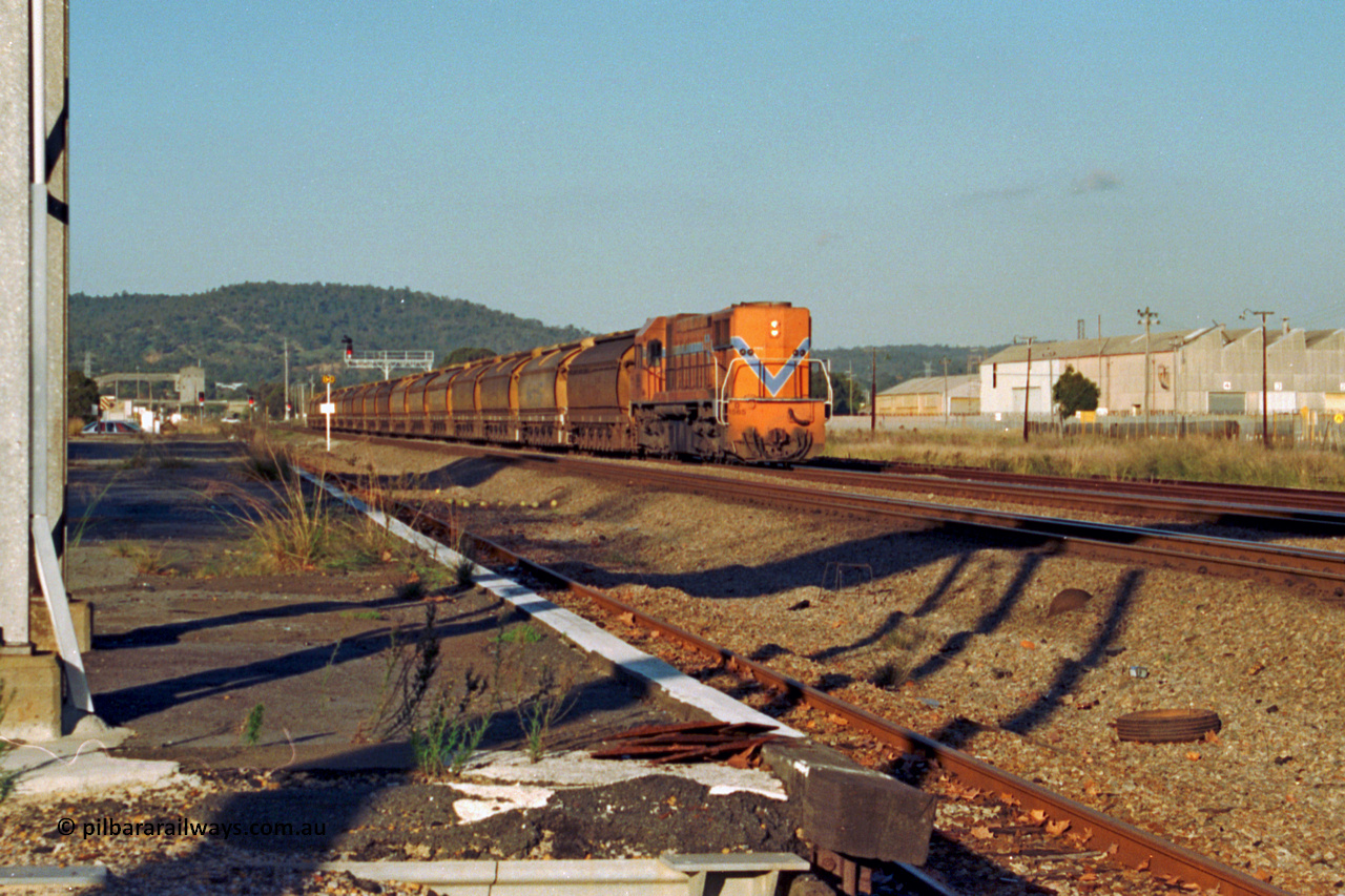 201-36
Midland, narrow gauge Westrail D class locomotive D 1565, a Clyde Engineering built EMD model G26C serial 70-727 returns long end leading with empty coal train consisting of seventeen XY type bogie coal hoppers bound for Collie.
Keywords: D-class;D1565;Clyde-Engineering-Granville-NSW;EMD;G26C;railpage:class=214;railpage:loco=D1565;rp-au-wa-dclass-1;rp-au-wa-dclass-1-D1565;