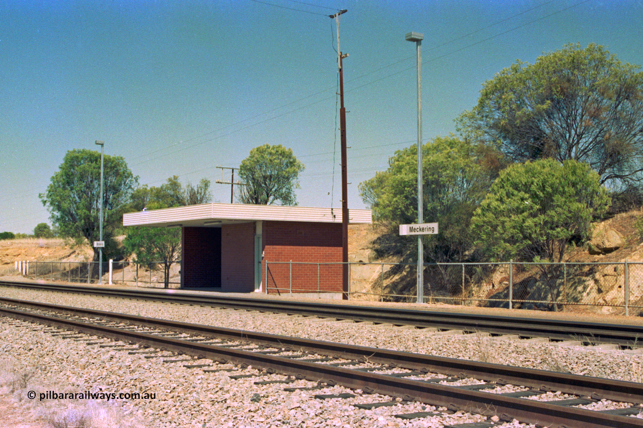 202-02
Meckering, view across standard gauge tracks at the original standard gauge brick station - waiting shelter.
