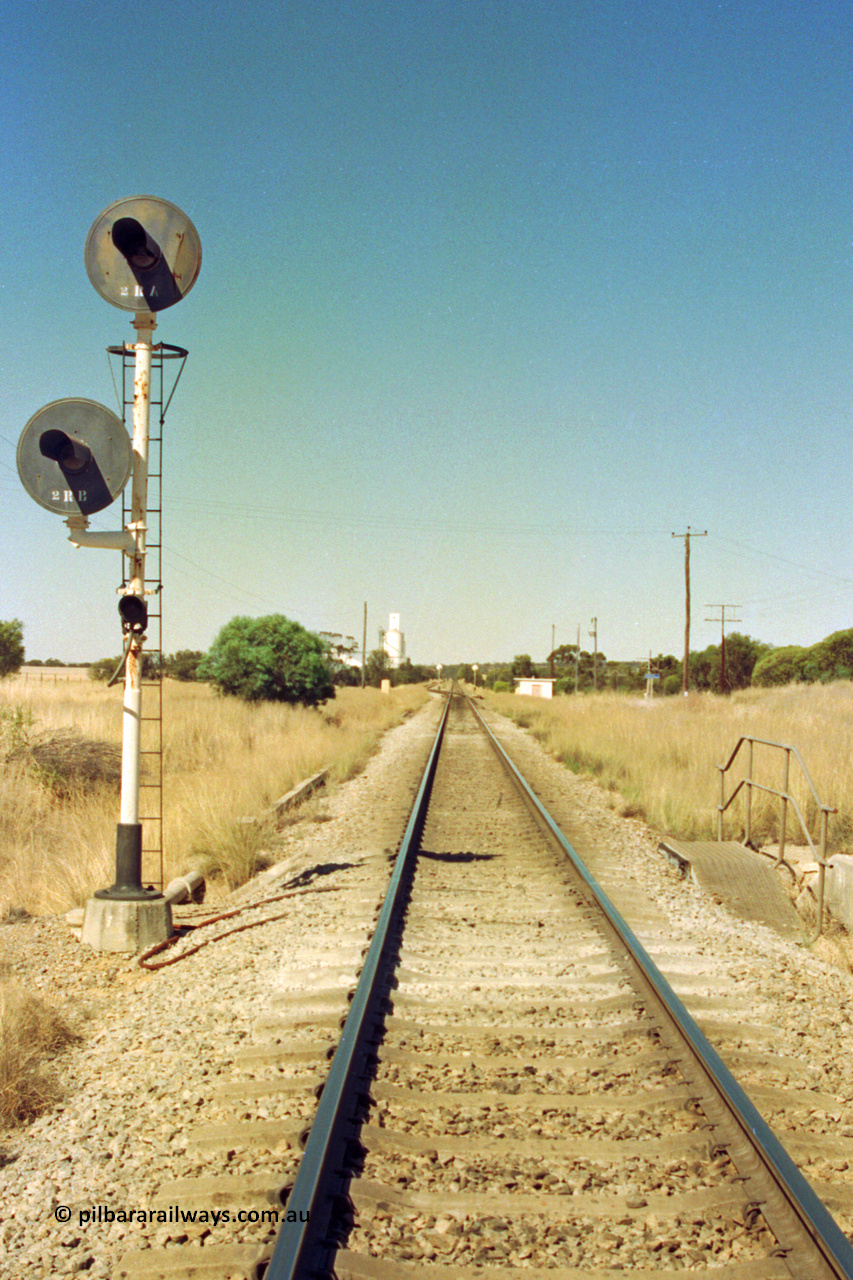 202-06
Meckering, looking east at the Down arrival signal mast, 2 RA and 2 RB, relay room and grain silos in the distance.
