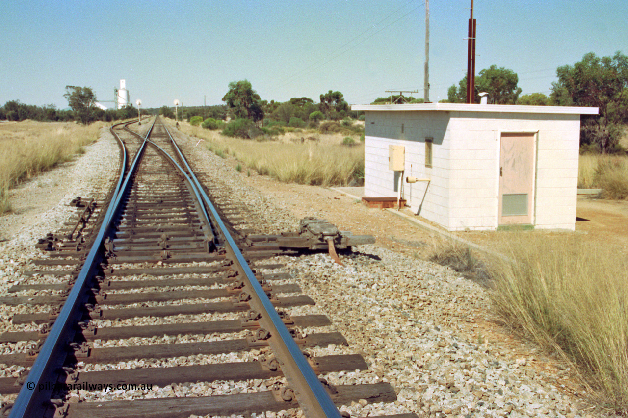 202-07
Meckering, looking east, the points for the crossing loop with dual control point machine and relay interlocking room which houses the backup power plant, silos in the distance.
