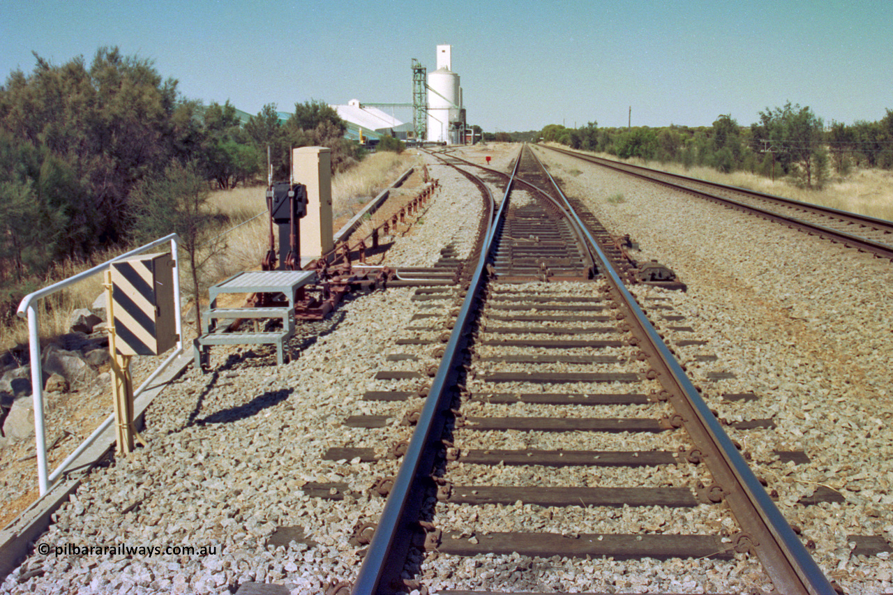 202-11
Meckering, interlocking arrangement for the grain siding, west end points off the crossing loop.
