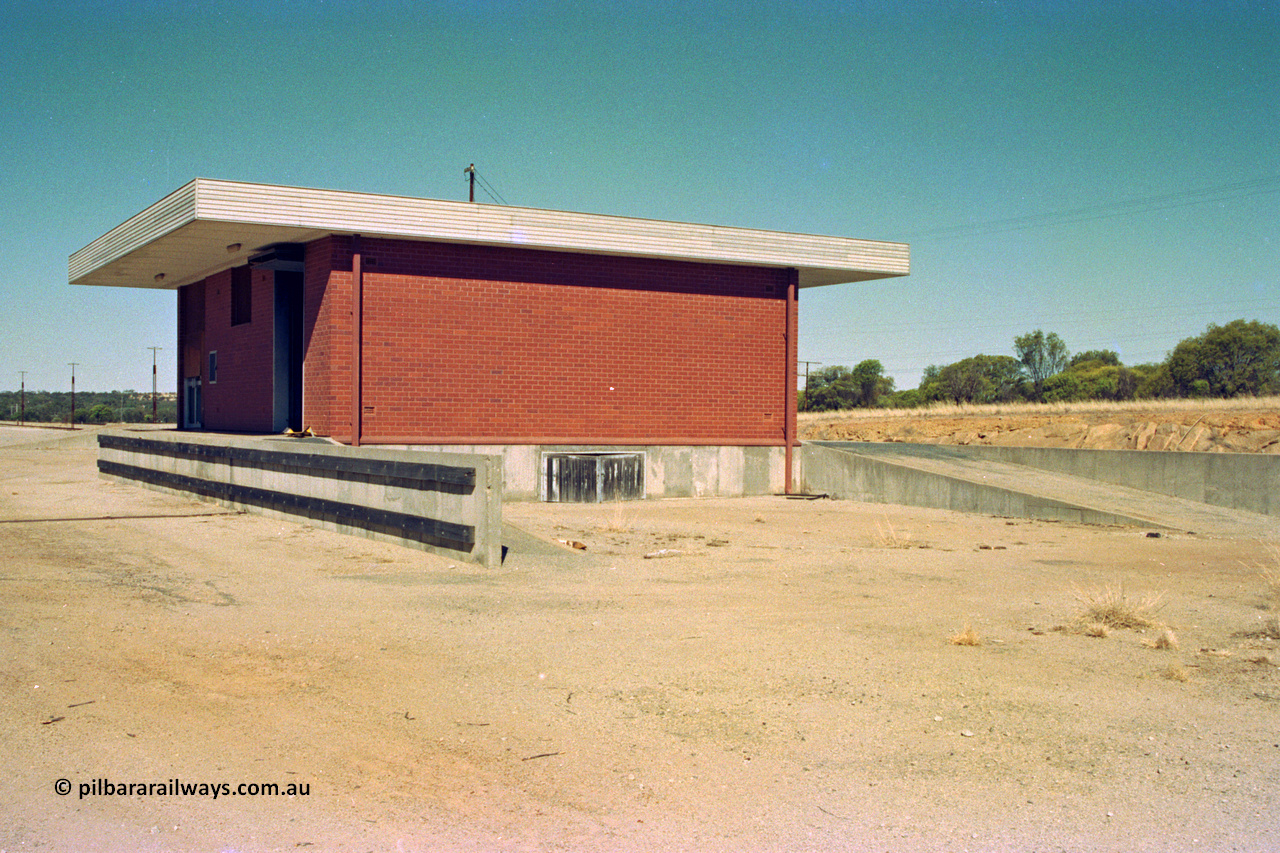 202-20
Meckering, view of the goods shed from the north east end, shows loading dock and ramps.
