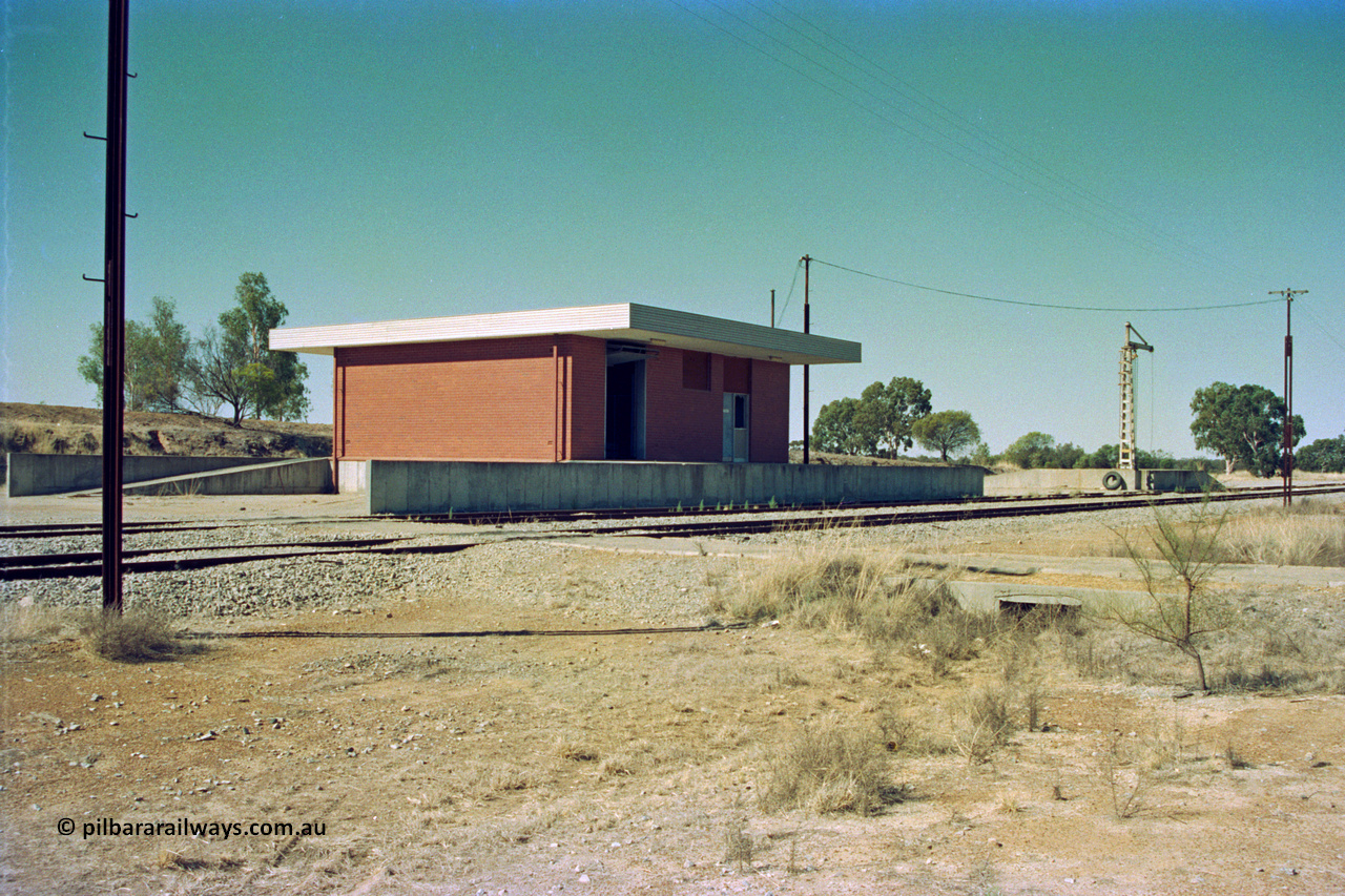 202-21
Meckering, view of the goods shed from the south east end, shows loading platform, ramps and crane.
